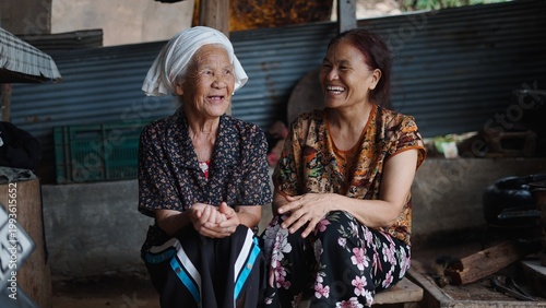 Fotografia Senior women relaxing, sharing warm laughter while sitting close together in coz