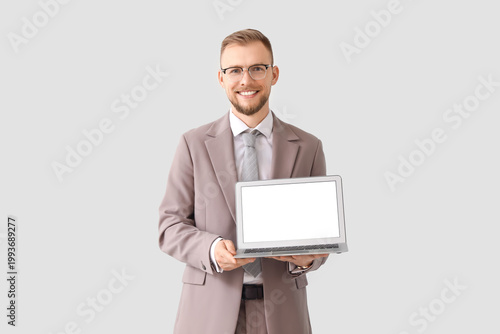 Male business consultant wi...