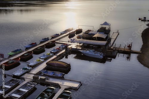 Fotografie Bootsverleih und Anlegestelle an der Bleilochtalsperre bei Sonnenuntergang, Saal