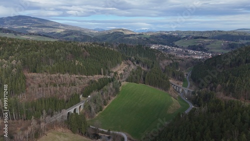 die Hügel der Wechsellandschaft mit den Viadukten der Aspangbahn 