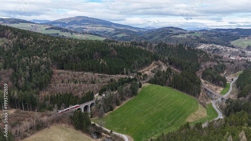 die Landschaft der Wechselregion mit den eingebetteten Viadukten der Wechselbahn, bei Aspang-Markt, Niederösterreich 