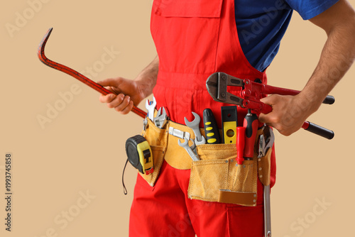 Male construction worker wi...