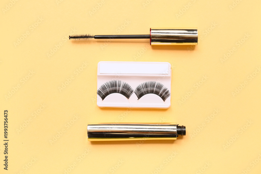 Naklejka premium Mascara with false eyelashes on beige background