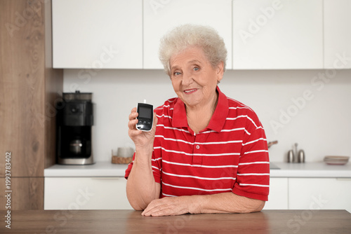 Diabetic senior woman in ki...