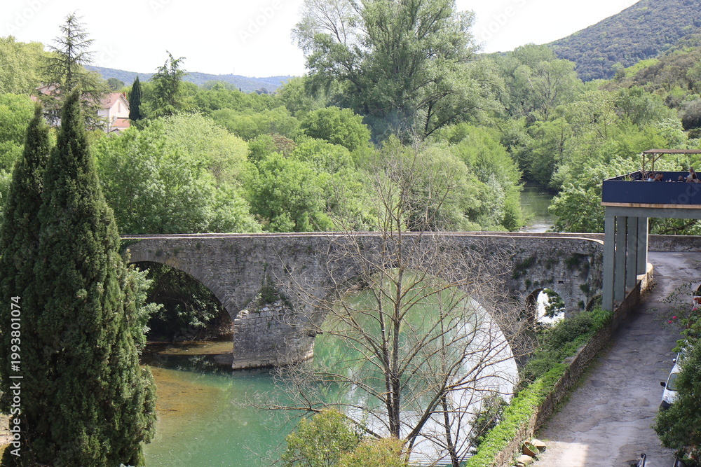 Fototapeta premium Pont sur la rivière le Vidourle, village de Sauve, département du Gard, France