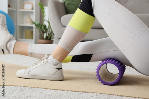 Sporty young woman exercisi...