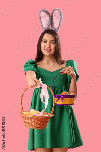 Beautiful young woman in bu...