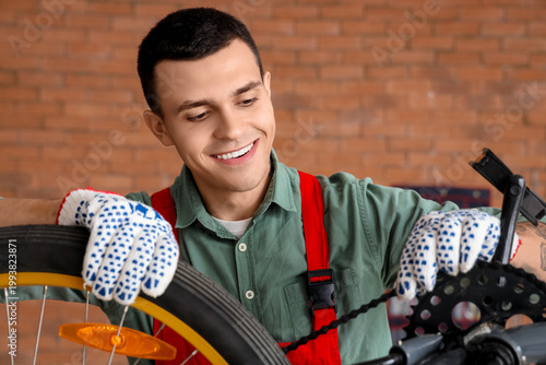 Male mechanic repairing bic...