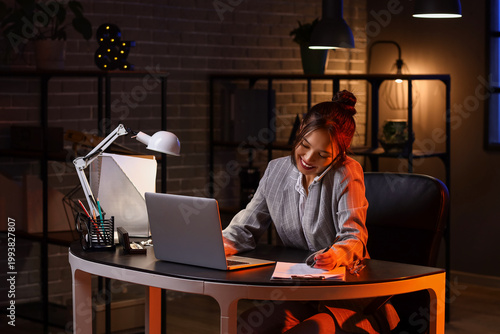 Young Asian businesswoman t...