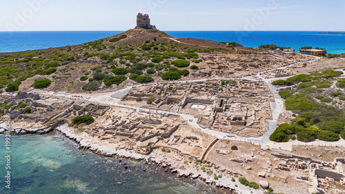 Bild auf Leinwand Aerial view of the ancient archaeological site of Tharros with Roman columns and