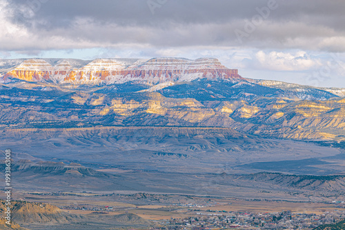Slika na platnu Wide landscape showing snow-dusted layered mesas and plateaus overlooking the vast arid valley near Bryce Canyon National Park