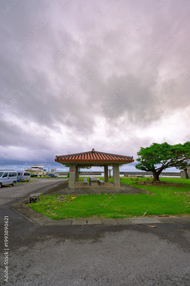 Fototapeta premium 曇り空と海辺の静けさが心に残る石垣島の港の梅雨の風景