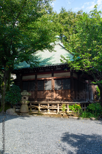 神社や寺院の境内に見られる伝統的な木造建築物