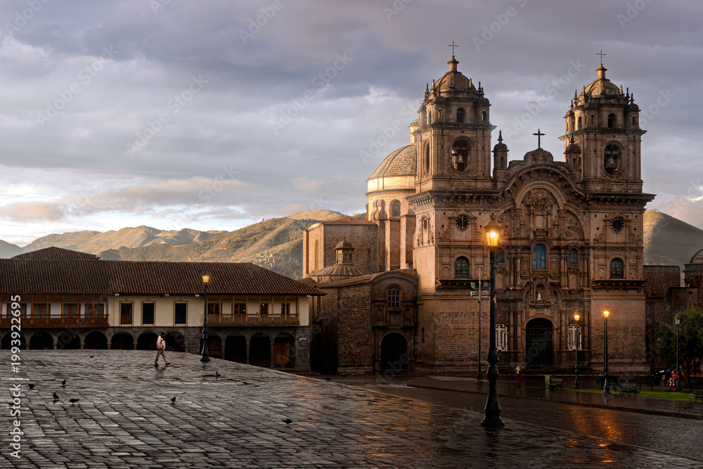 Obraz premium Church of the Society of Jesus in Plaza de Armas with colonial architecture and cloudy sky Cusco, Peru