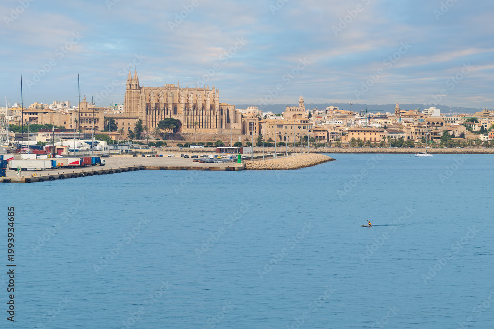 Obraz premium View of the seaside city of Palma de Mallorca, Spain, showing the medieval Palma Cathedral La Seu, on the Balearic island of Majorca.