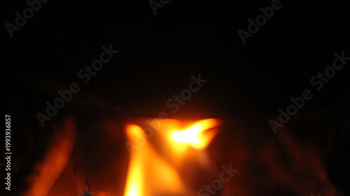 Foto Close up of burning wood logs blazing in flames inside black wrought iron wood burning fire