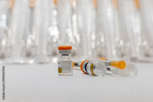 Billede på lærred Vials of Tirzepatide medication and insulin syringes for weight loss and diabetes treatment