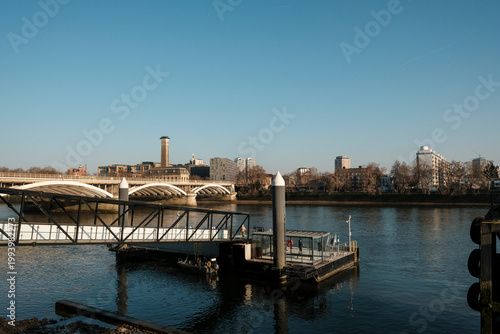 фотографія Grosvenor bridge crossing river thames with urban skyline