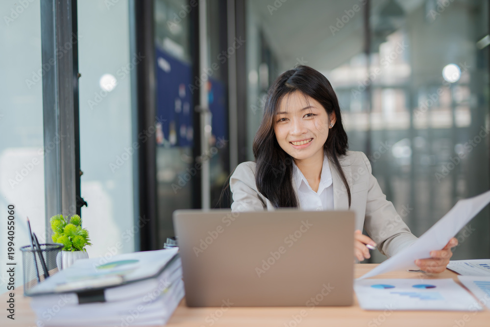 Obraz premium Accountant woman working on financial investment on calculator, calculation, business growth analysis and marketing on graph at office.