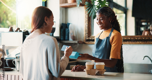 Photos Happy woman, customer and barista with pos machine for credit card payment or purchase in cafe