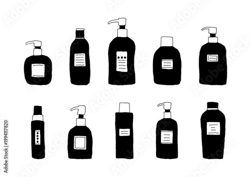ラベルが貼られている様々な形の容器の手描きイラストセット（黒）