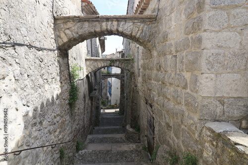 Rue médiévale typique, village de Sauve, département du Gard, France