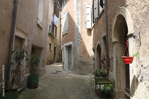 Rue médiévale typique, village de Sauve, département du Gard, France