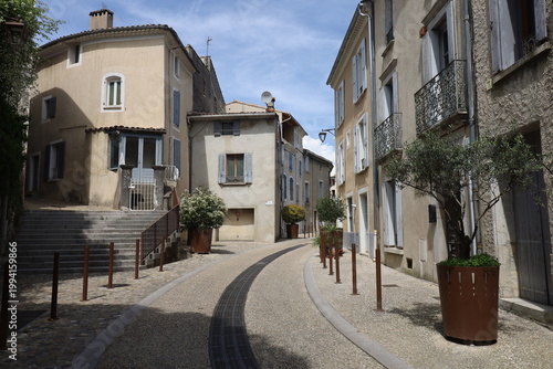 Rue médiévale typique, village de Sauve, département du Gard, France