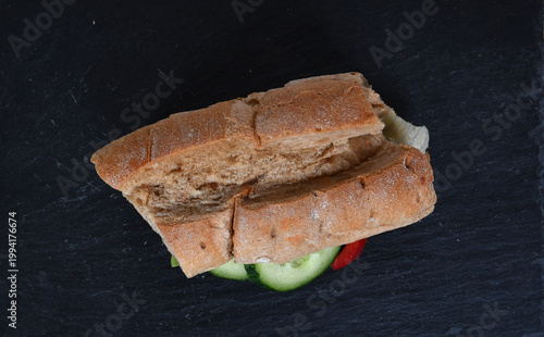 Frisch belegtes Sandwich mit Gemüse Bulette Fleisch – Snack to go, gesund, knuspriges Brot, Mittagessen, Takeaway, Foodfotografie, minimalistisch, Copyspace, isoliert