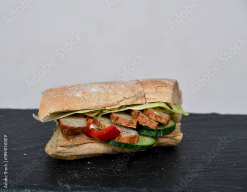 Frisch belegtes Sandwich mit Gemüse Bulette Fleisch – Snack to go, gesund, knuspriges Brot, Mittagessen, Takeaway, Foodfotografie, minimalistisch, Copyspace, isoliert