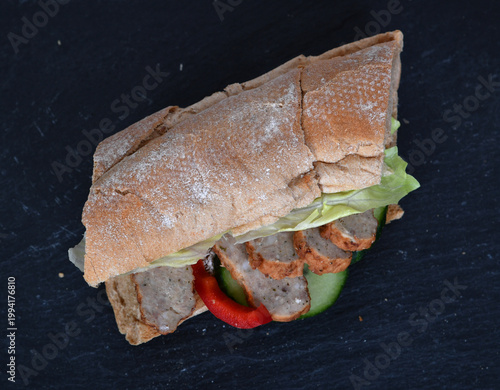Frisch belegtes Sandwich mit Gemüse Bulette Fleisch – Snack to go, gesund, knuspriges Brot, Mittagessen, Takeaway, Foodfotografie, minimalistisch, Copyspace, isoliert