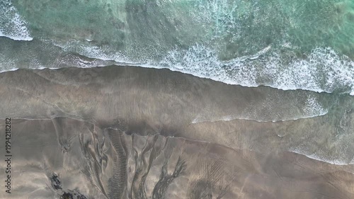 ドローンで砂浜を俯瞰で撮影