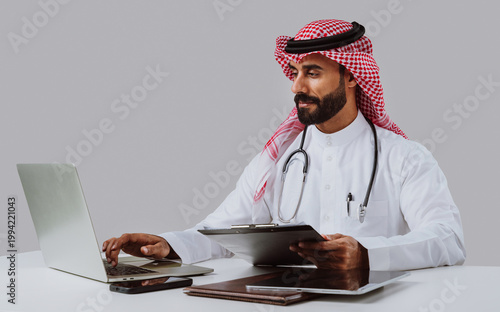 Fotografía Saudi arab doctor working at desk in clinic