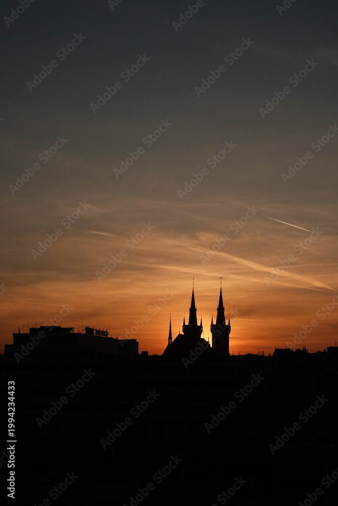 Naklejka premium Golden Hour Silhouette Cityscape Dramatic Skies