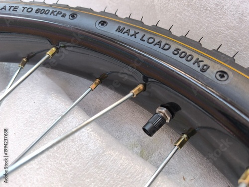 Wheelbarrow rubber wheels with message should state: max load 500 kg