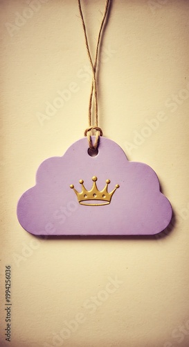 ラベンダー色の雲型タグ 王冠モチーフ