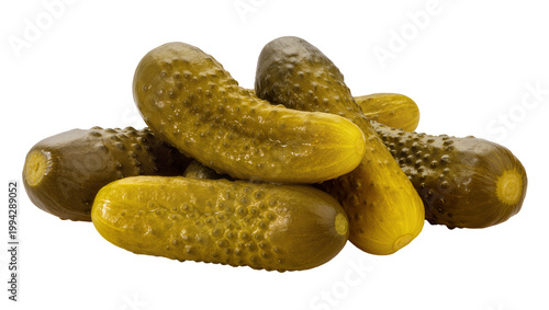 Fotografía Green pickled cucumbers pile with bumpy skin and brine droplets