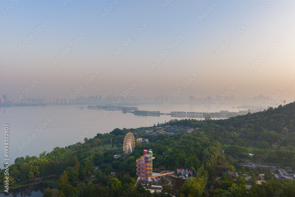 Obraz premium Spring Scenery of East Lake Scenic Area, Wuhan, Hubei, China