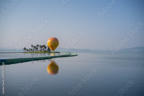 Foto Spring Scenery of East Lake Scenic Area, Wuhan, Hubei, China