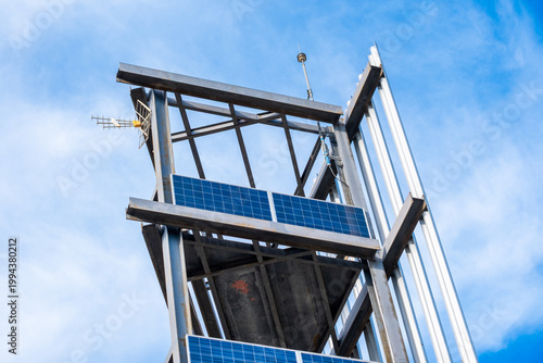 Obraz na plátne Steel structure with solar panels collecting solar energy