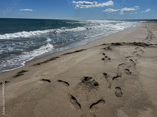 Impronte sulla sabbia della spiaggia siciliana del Mar Mediterraneo.