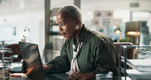 Foto Surprise, laptop and black woman in office, creative project and email for magazine subscription
