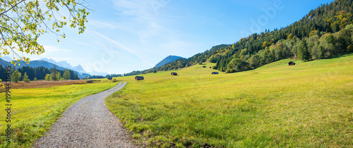 Foto hiking trail Gerold, green meadow with wooden shelters