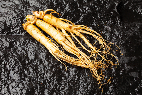 인삼은 두릅나뭇과의 여러해살이풀. 높이는 60cm 정도이다
Ginseng is a perennial plant belonging to the Araliaceae family. It grows to a height of about 60 cm.

