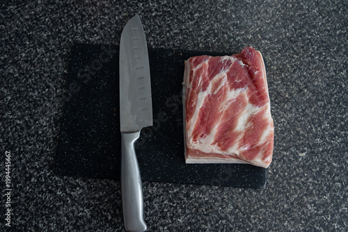 Obraz na plátně Filete de carne cruda con marmolejo de grasa natural sobre una tabla y un cuchil