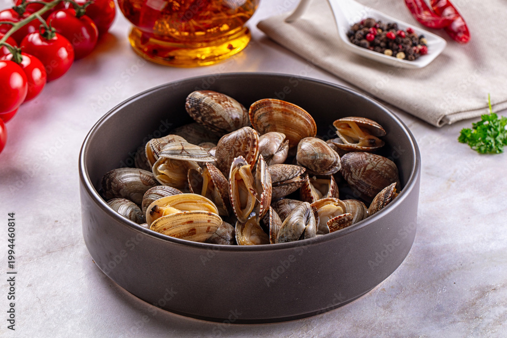 Fototapeta premium Steamed vongole clams with spices