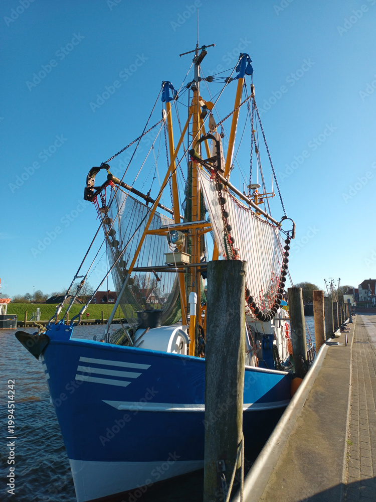 Fototapeta premium Fischkutter im Hafen von Greetsiel