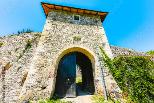 Foto Ancient Kastel Fortress in Banja Luka, Bosnia and Herzegovina, massive stone walls and historic fortifications on the banks of Vrbas river