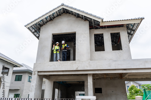 Φωτογραφία Construction workers on a half-finished house with exposed concrete walls
