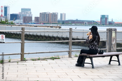 神戸・メリケンパークの夕暮れと憩いのひととき。海辺で休日を過ごす人々